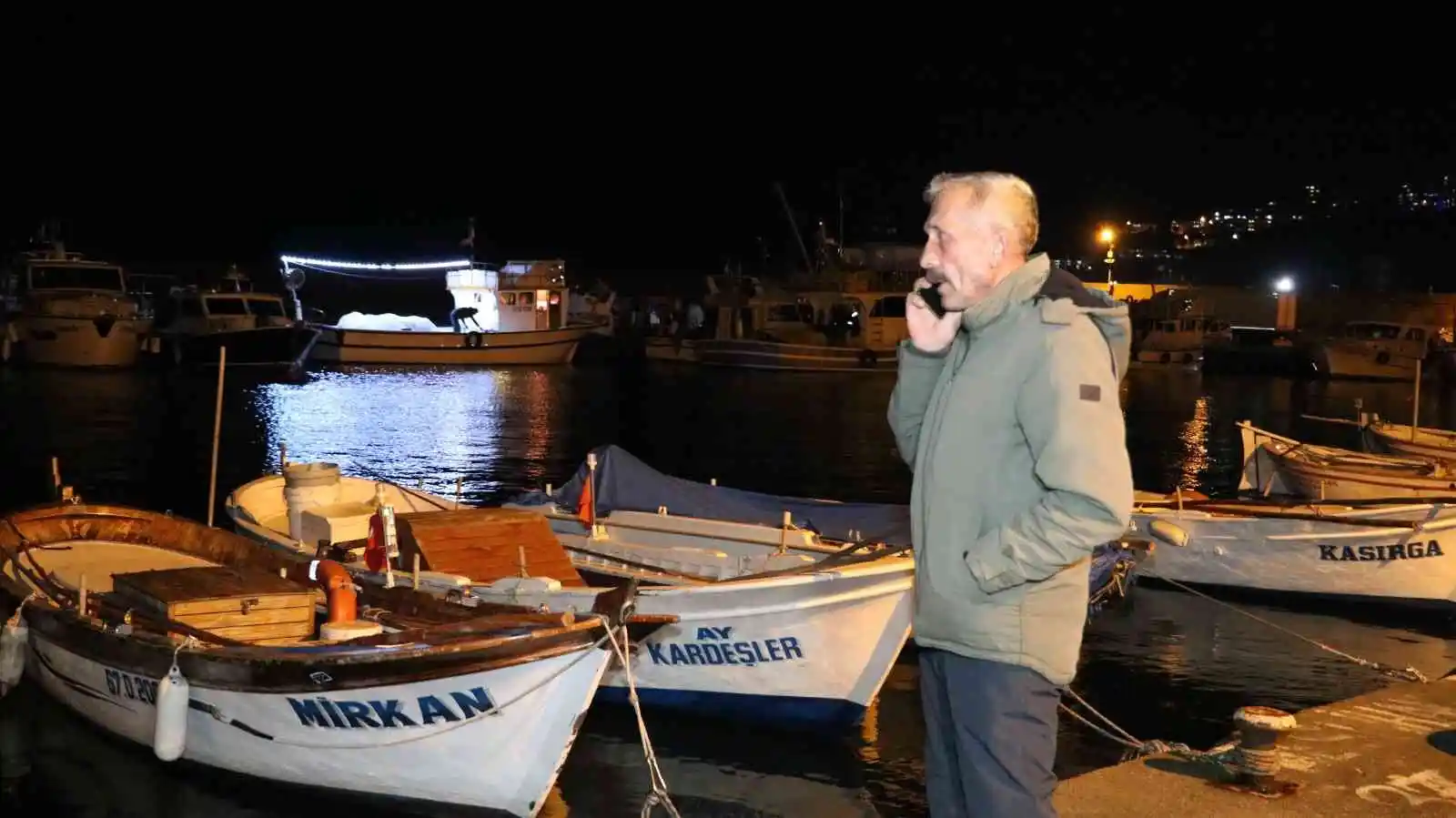 Balıkçı teknesinden düşen tayfayı arama çalışmaları sürüyor
