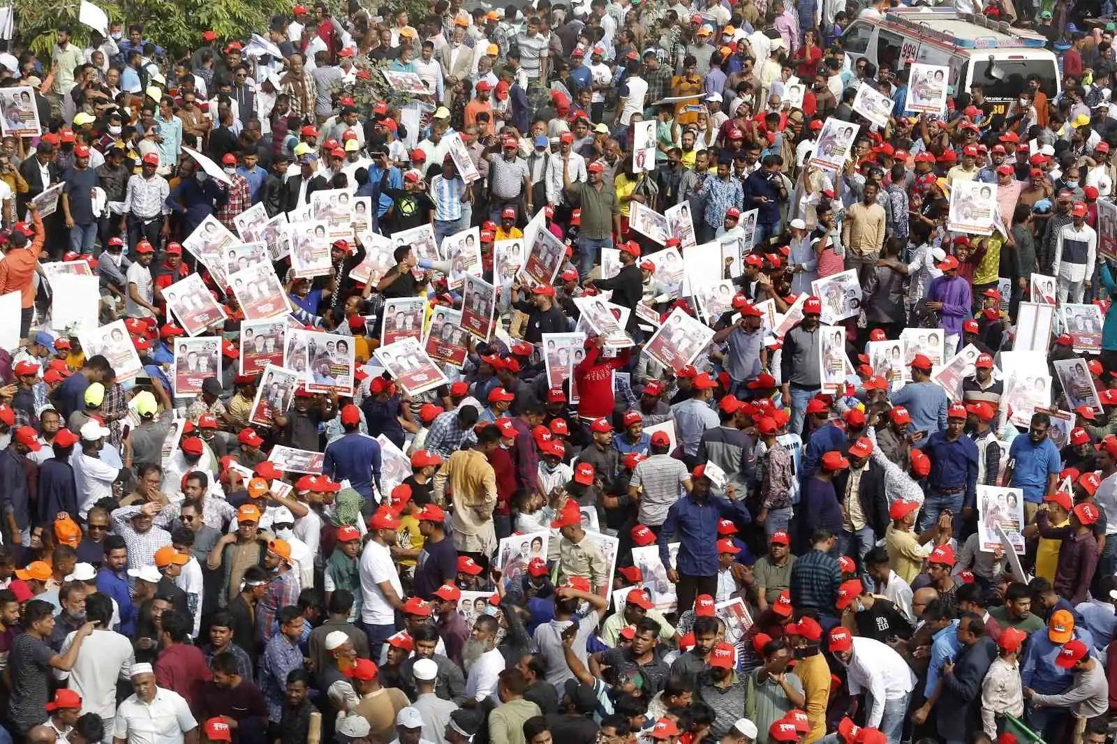 Bangladeş'te binlerce kişinin katılımıyla hükümet karşıtı protesto
