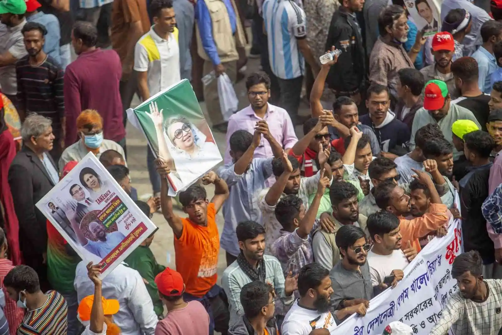 Bangladeş’te binlerce kişinin katılımıyla hükümet karşıtı protesto
