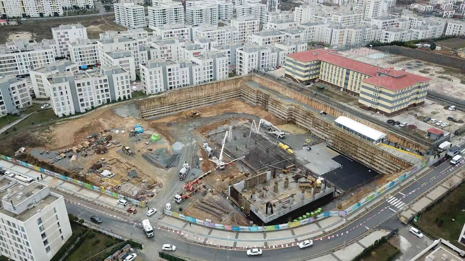 Başakşehir Belediyesi tarafından dördüncü kapalı pazar yeri için temel atma töreni yapıldı
