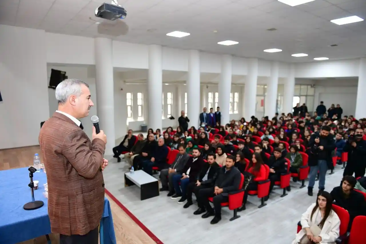 Başkan Çınar'dan öğrencilere tavsiyeler