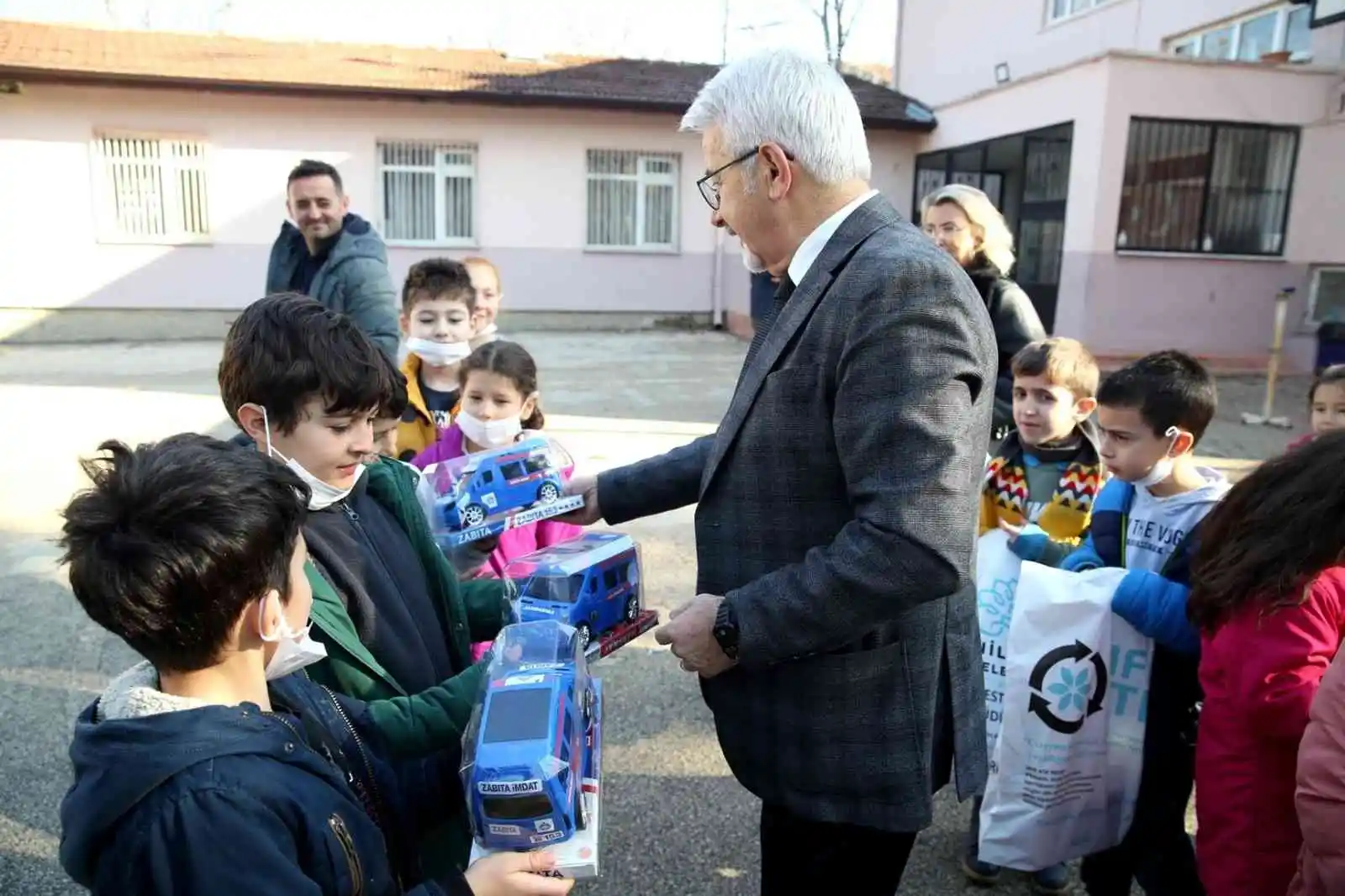 Başkan Erdem’den çocukların yüzünü güldürdü
