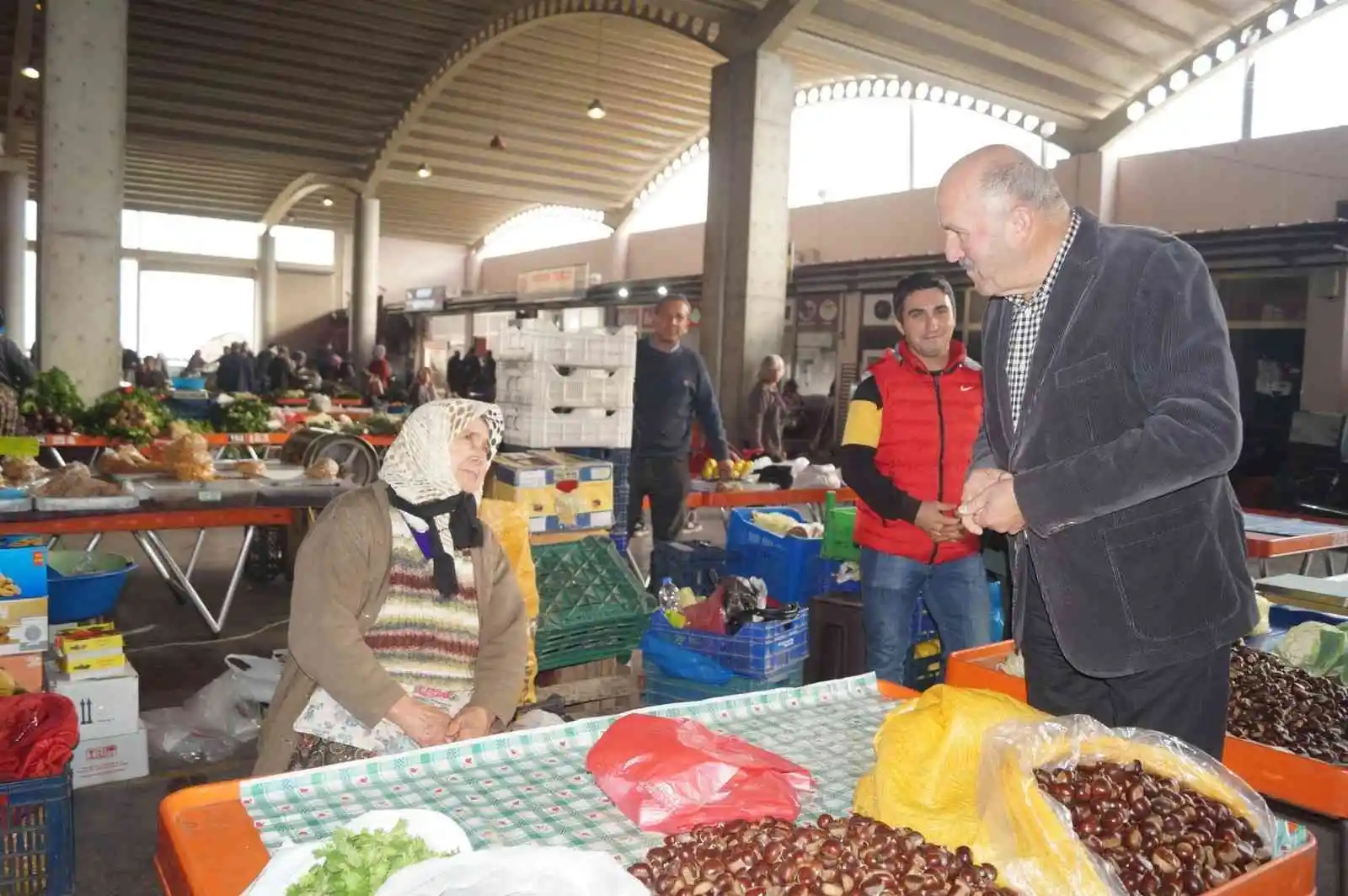 Başkan Ertürk pazaryerinde esnaf ve vatandaşlarla bir araya geldi
