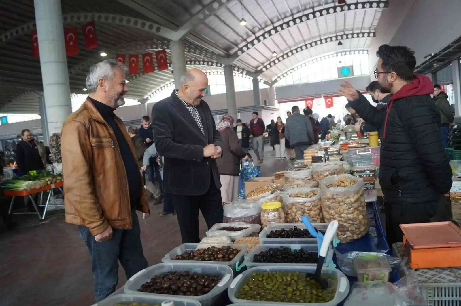 Başkan Ertürk pazaryerinde esnaf ve vatandaşlarla bir araya geldi
