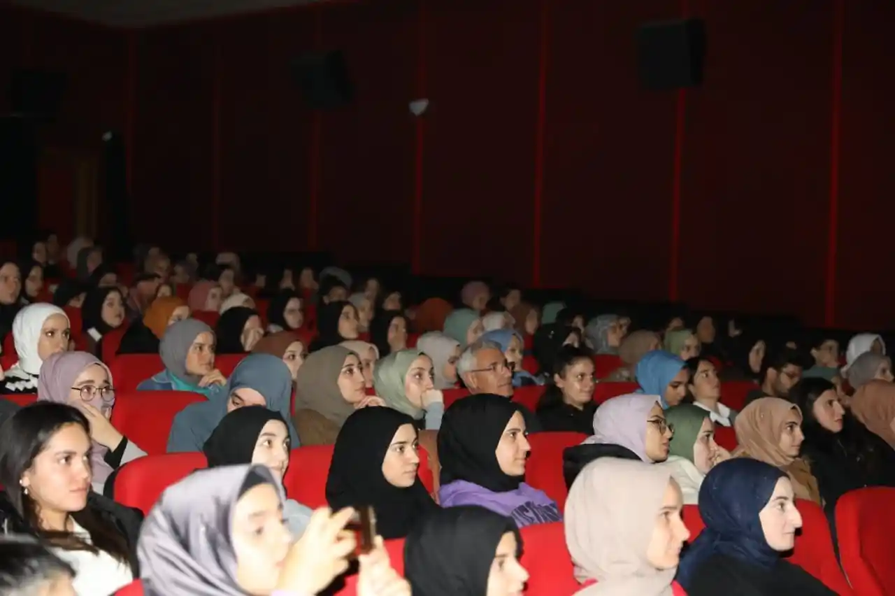 Başkan Güder, öğrencilerle sinema etkinliğinde