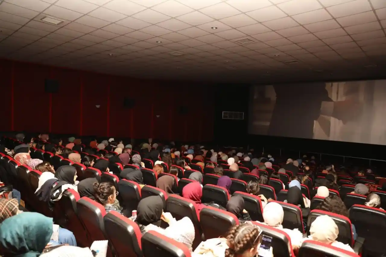 Başkan Güder, öğrencilerle sinema etkinliğinde