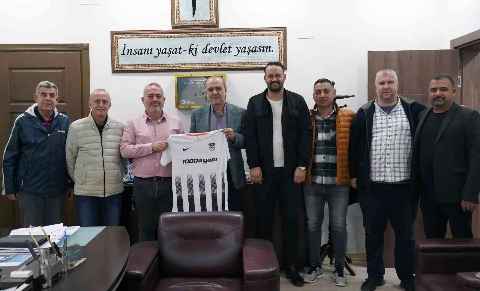 Başkan Uzundemir'e forma hediye ettiler