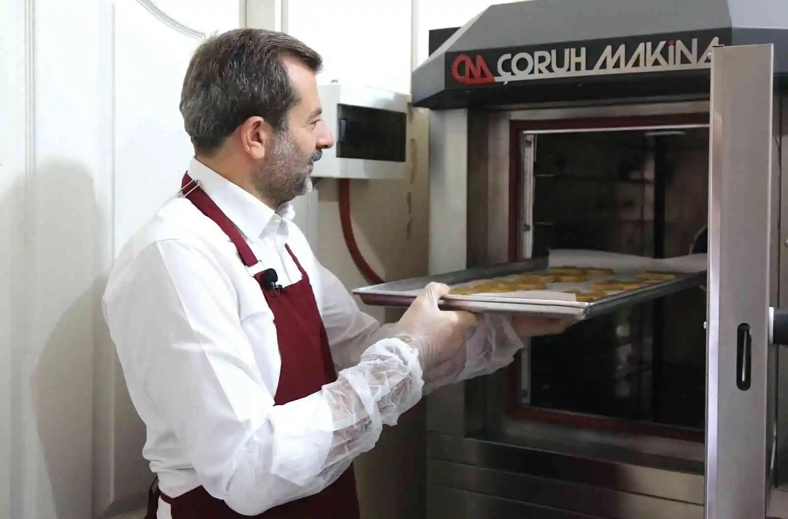 Başkan ve eşi engelliler için mutfağa girdi