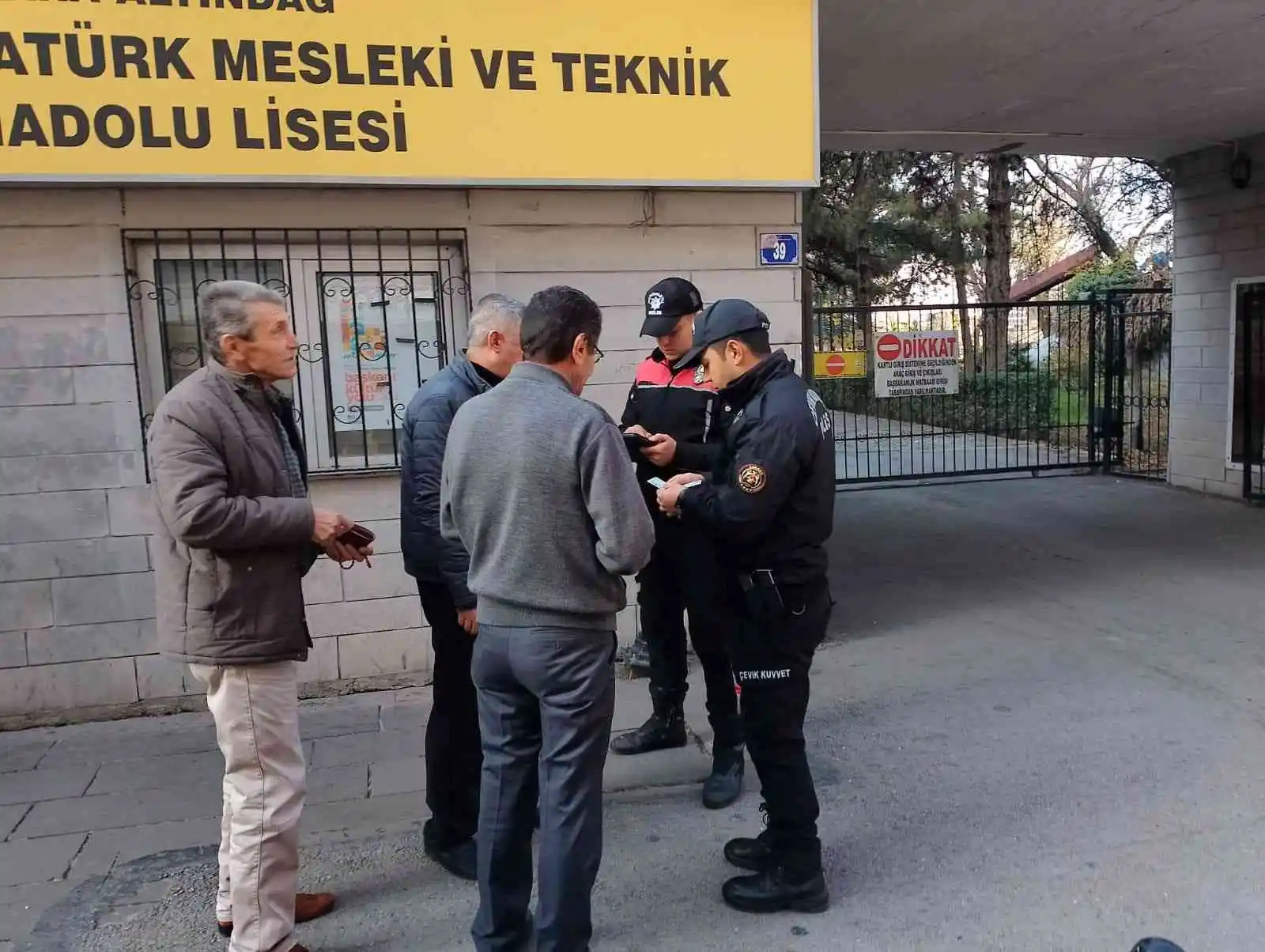 Başkent'te polisten okul çevrelerinde sıkı denetim