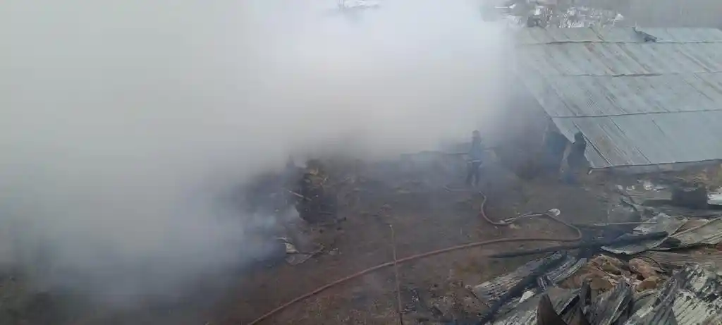 Bayburt'ta meydana gelen iki ayrı yangında 5 ev ile 1 ahırda hasar oluştu
