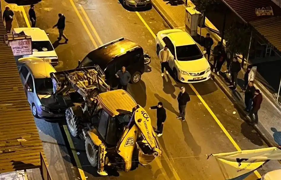 Belediyenin kepçesini çalıp, 3 araca çarpan şüpheli tutuklandı