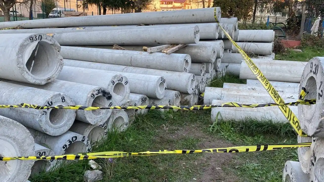 Beton direklerin arasında sıkışan çocuk feci şekilde can verdi
