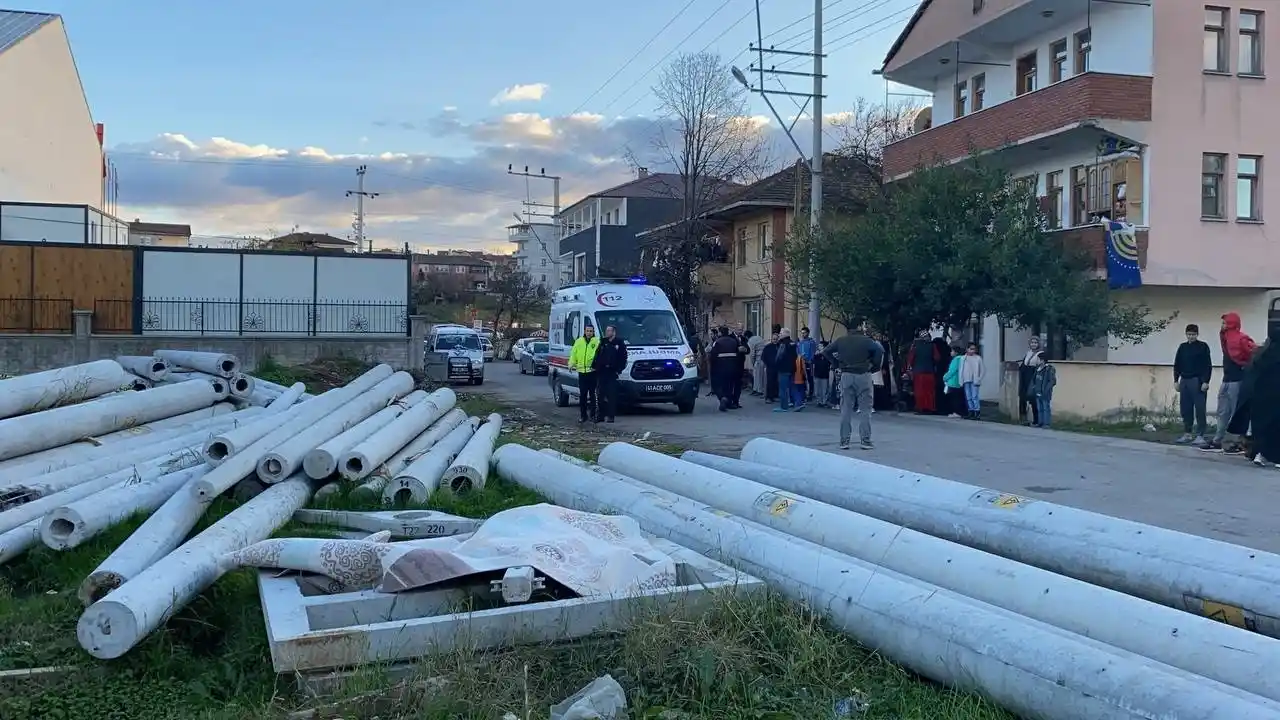 Beton direklerin arasında sıkışan çocuk feci şekilde can verdi
