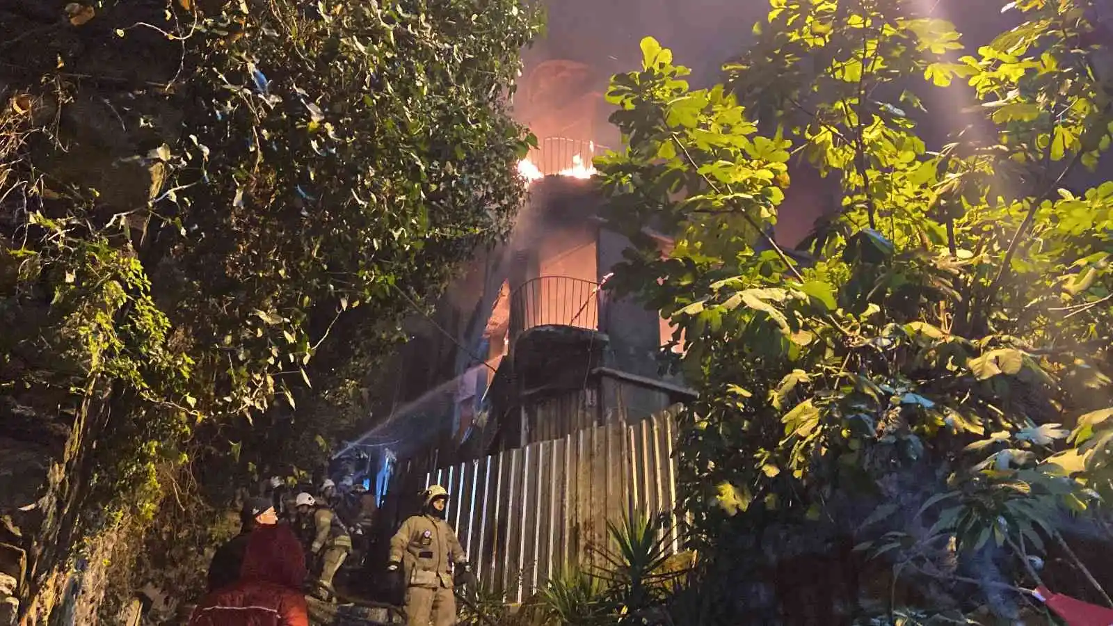 Beyoğlu'nda evsizlerin kaldığı 3 katlı metruk bina alev alev yandı
