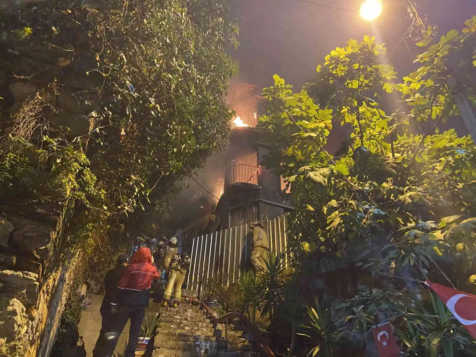 Beyoğlu’nda evsizlerin kaldığı 3 katlı metruk bina alev alev yandı
