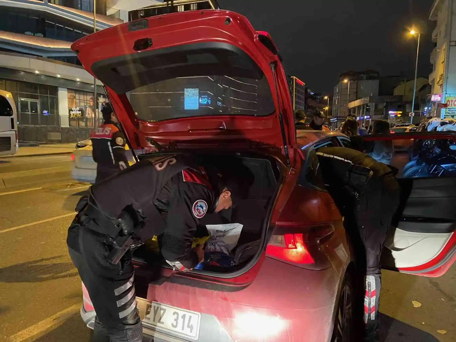 Beyoğlu’nda geniş çaplı denetim: 1 gözaltı
