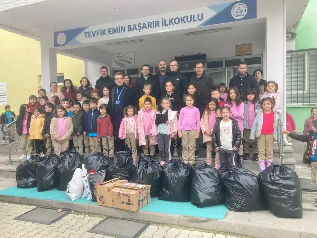 Biga'da öğrenciler, giysi yardım kampanyası düzenledi