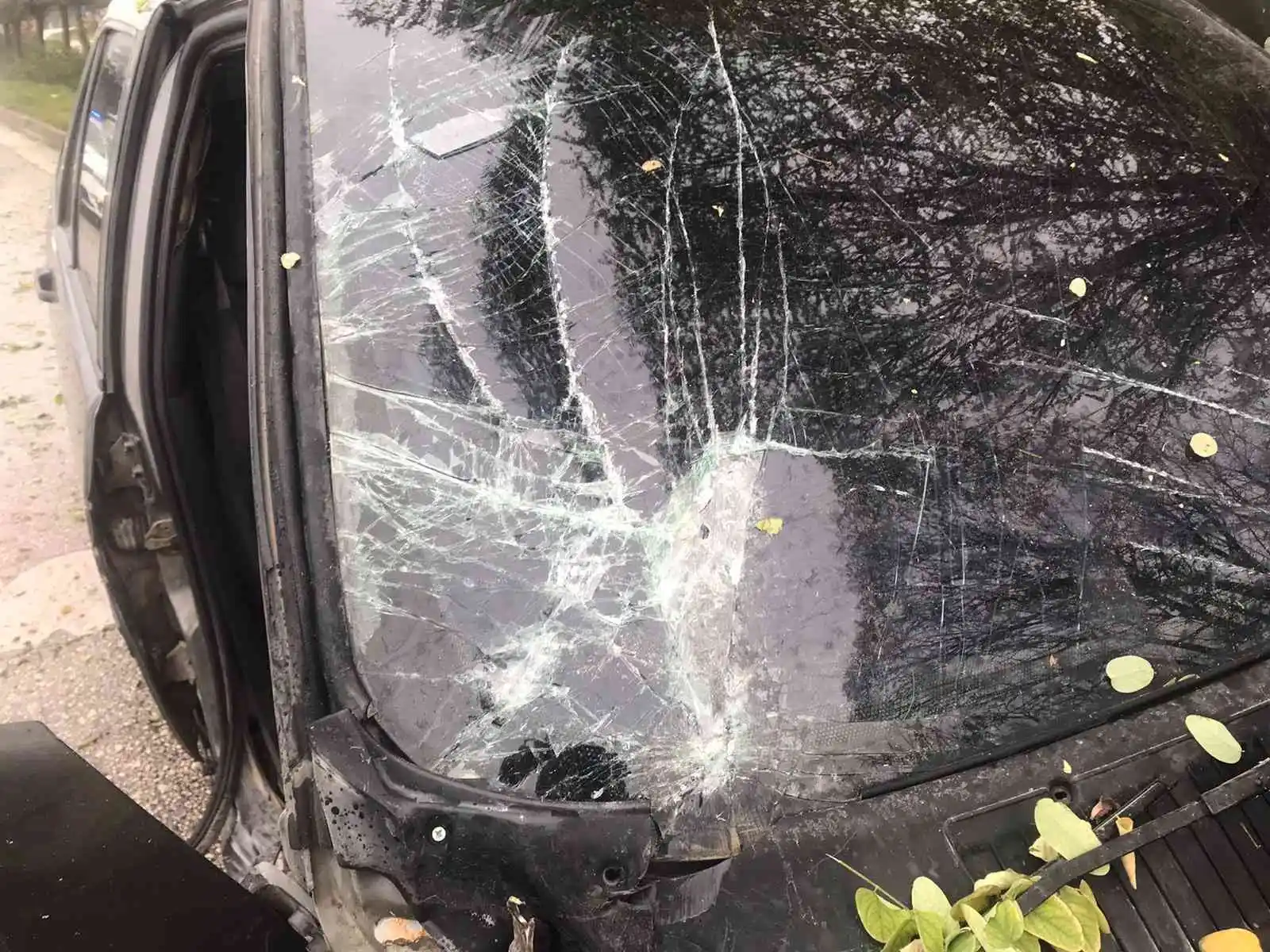Bilecik’te otomobil refüje çıktı: 1’i ağır 2 yaralı