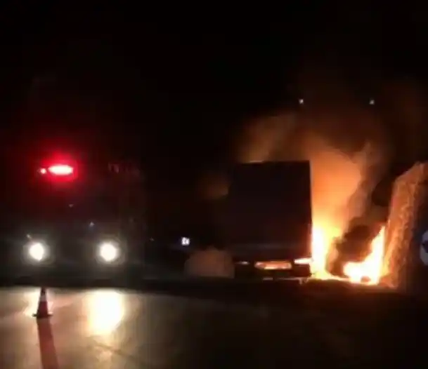 Bingöl'de yanan tır kullanılamaz hale geldi