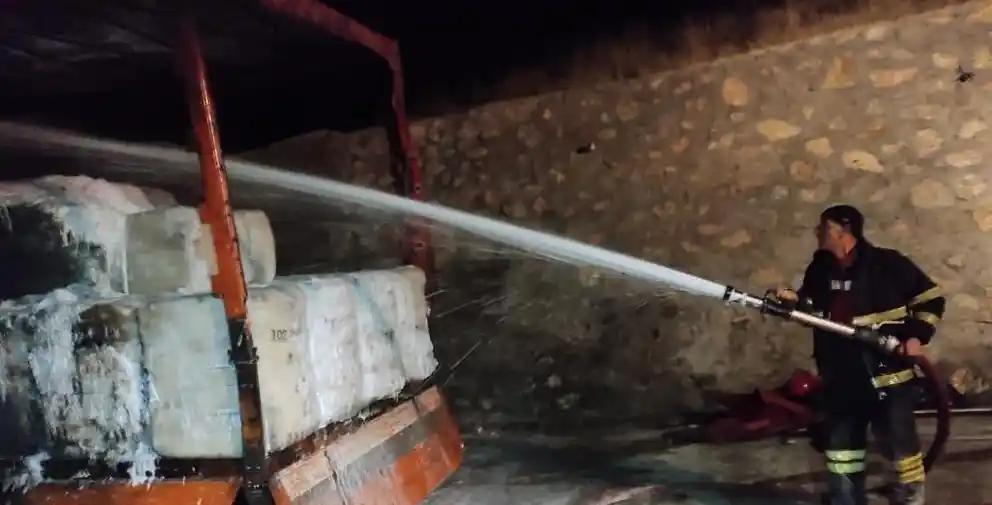 Bingöl’de yanan tır kullanılamaz hale geldi