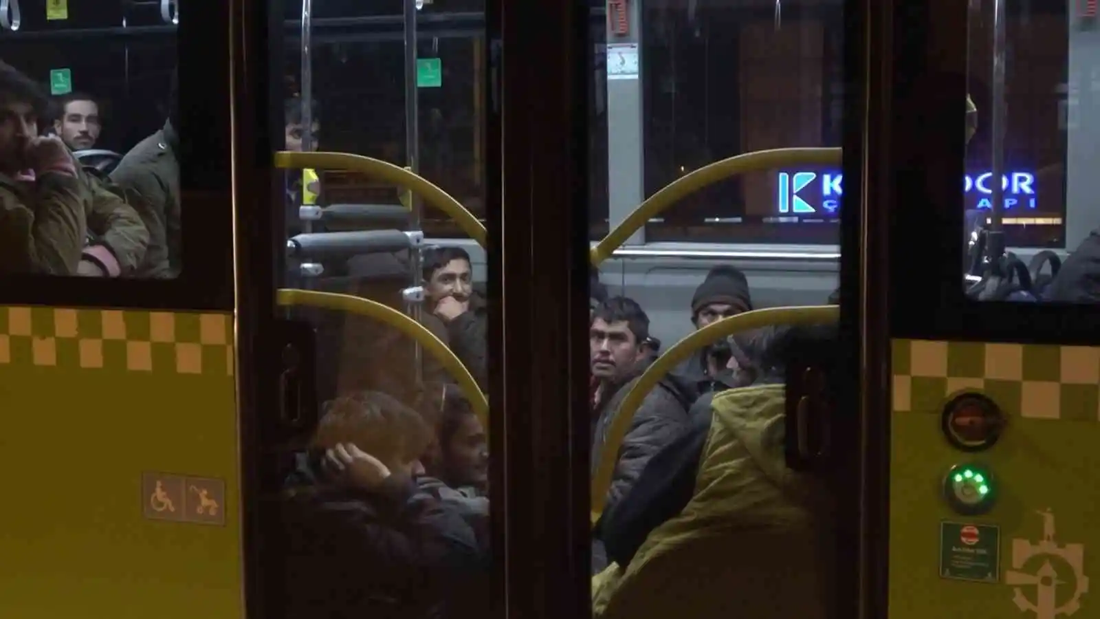 Bir tır dolusu kaçak, dorsenin brandalarını delip kaçmak üzereyken yakalandı