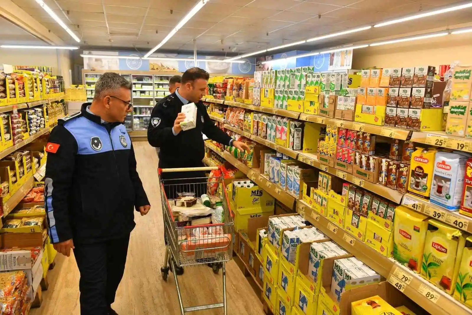 Bir zincir markette skandal: Son kullanma tarihi 4 ay geçmiş bebek maması bile var
