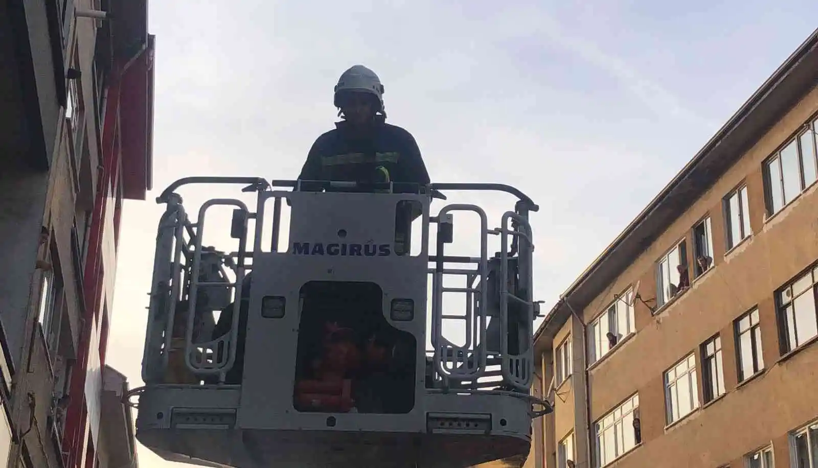 Bodrum katta yangın çıktı, mahsur kalan kadını itfaiye kurtardı

