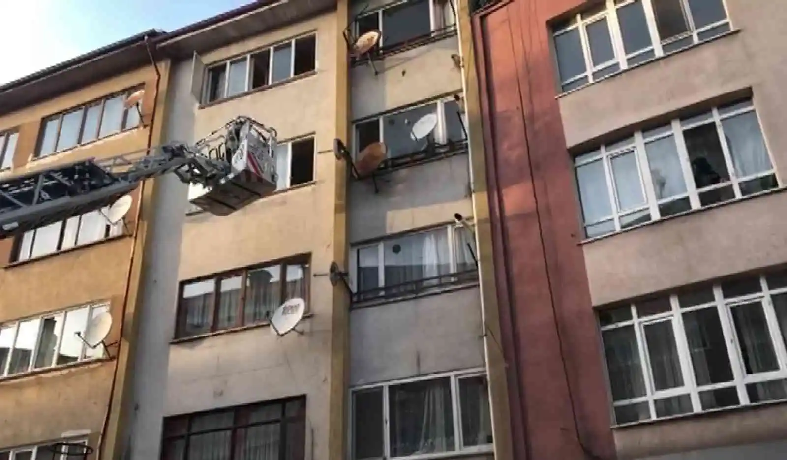 Bodrum katta yangın çıktı, mahsur kalan kadını itfaiye kurtardı
