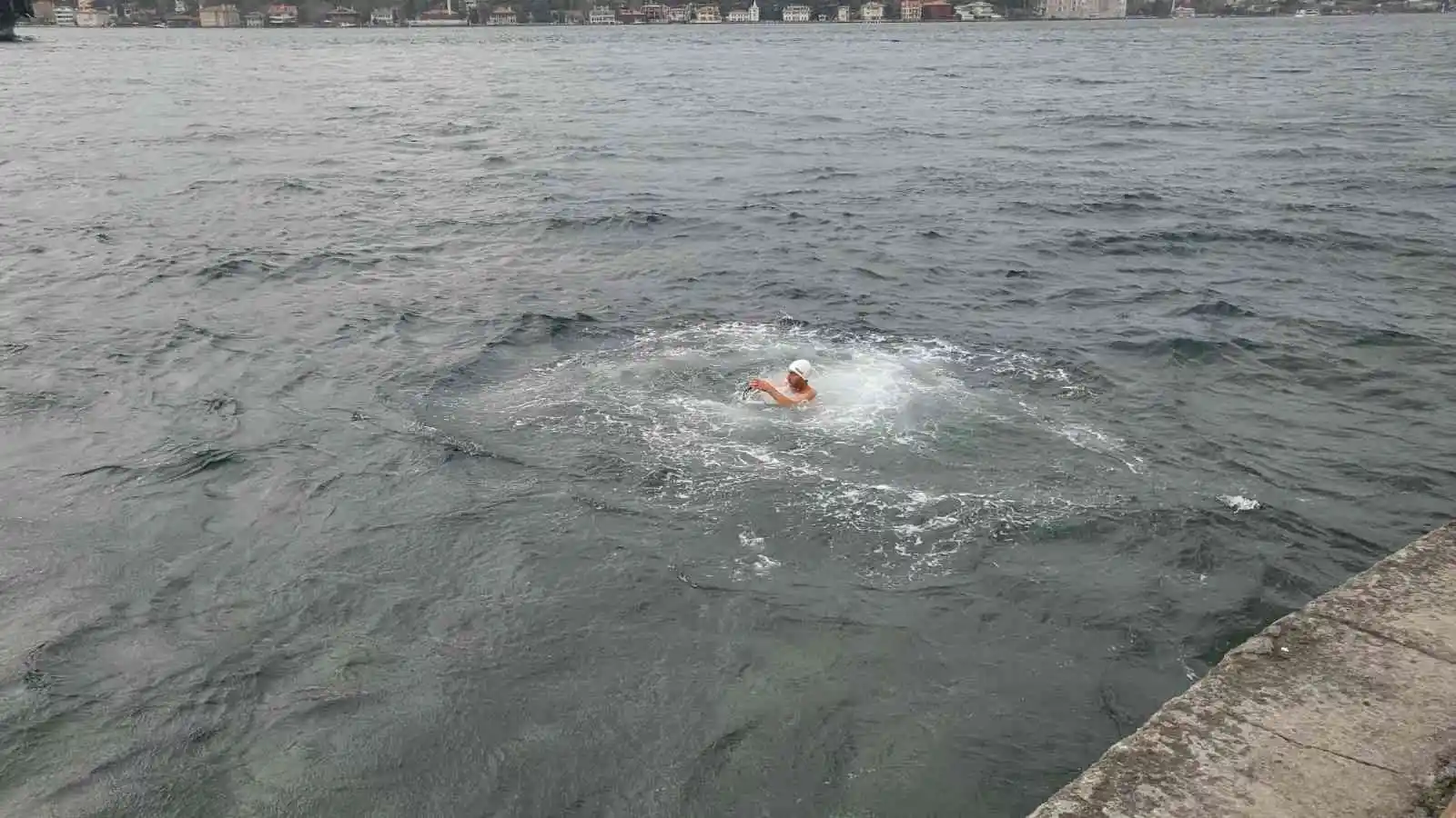 Boğaz'daki akıntıya meydan okuyor