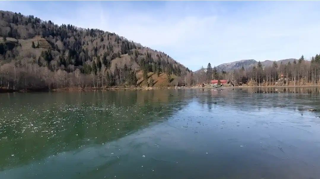 Borçka-Karagöl buz tuttu
