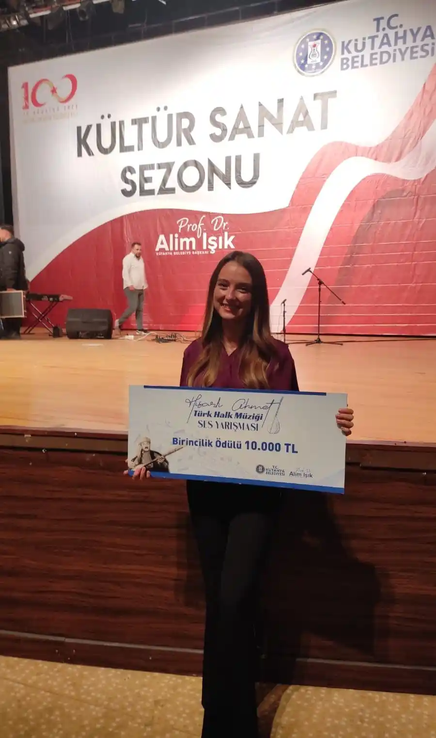 Bozüyük Belediyesi THM Korosu solistlerinden Senanur Kale’ye birincilik ödülü
