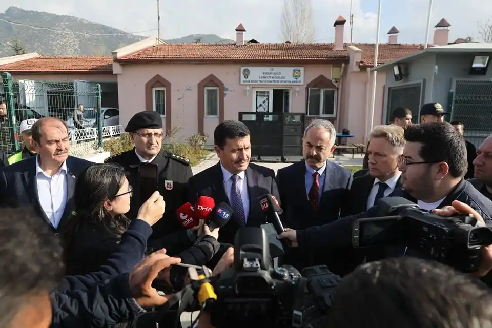 Burdur’da jandarma ve emniyet ekipleri tarafından kış lastiği denetimi