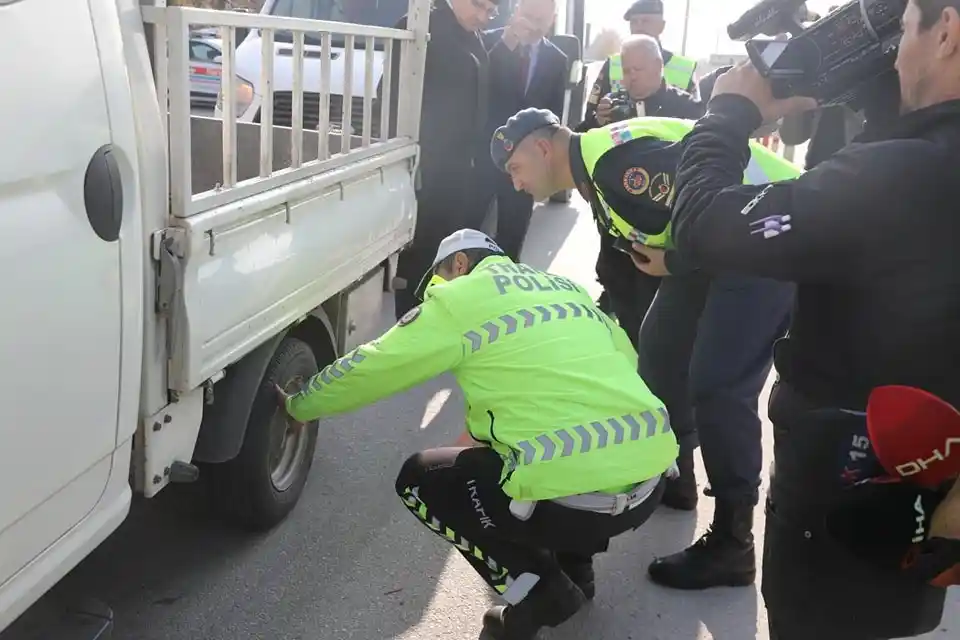 Burdur’da jandarma ve emniyet ekipleri tarafından kış lastiği denetimi