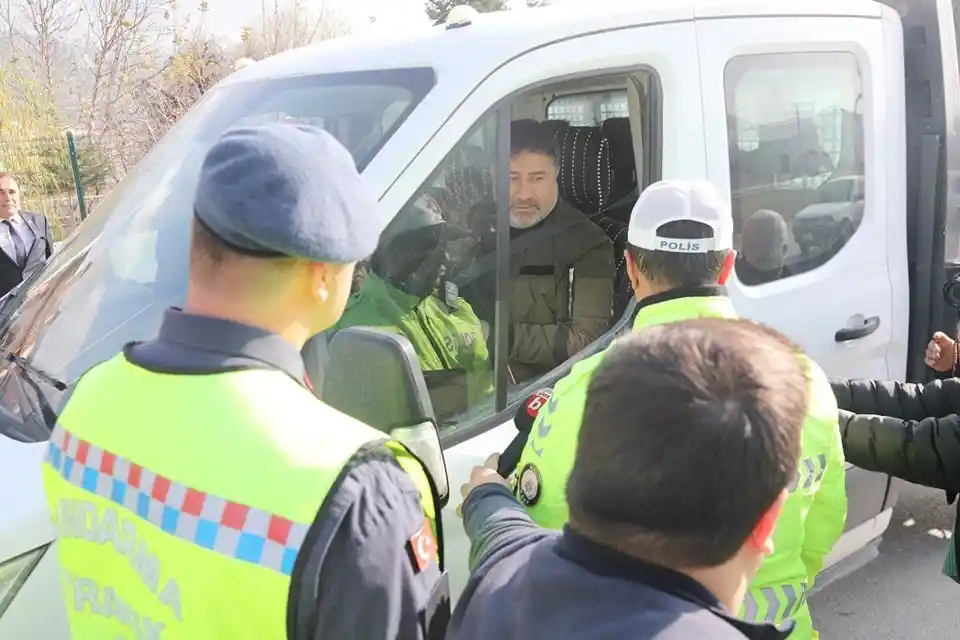 Burdur’da jandarma ve emniyet ekipleri tarafından kış lastiği denetimi