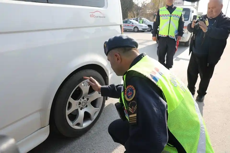 Burdur’da jandarma ve emniyet ekipleri tarafından kış lastiği denetimi