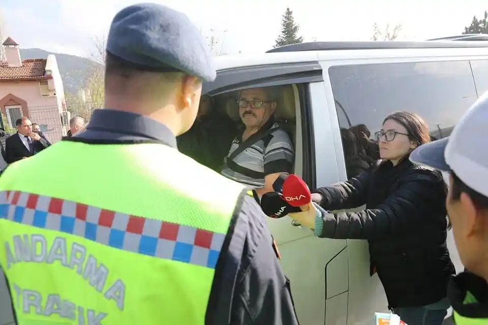 Burdur’da jandarma ve emniyet ekipleri tarafından kış lastiği denetimi