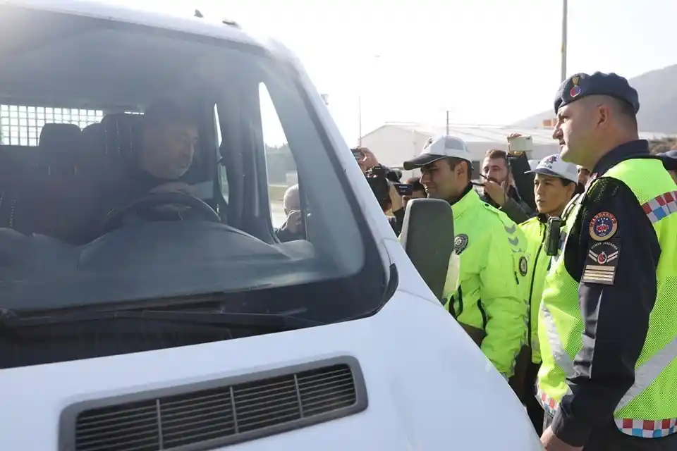 Burdur’da jandarma ve emniyet ekipleri tarafından kış lastiği denetimi