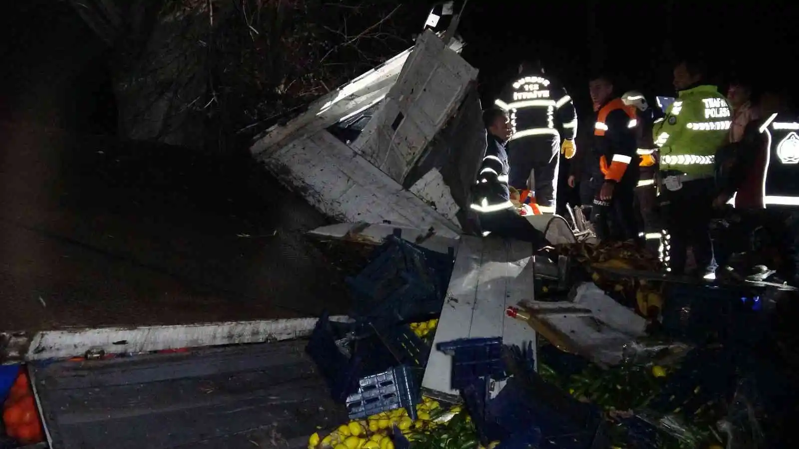 Burdur’da meyve yüklü kamyon uçurumdan aşağı uçtu: 1 ölü