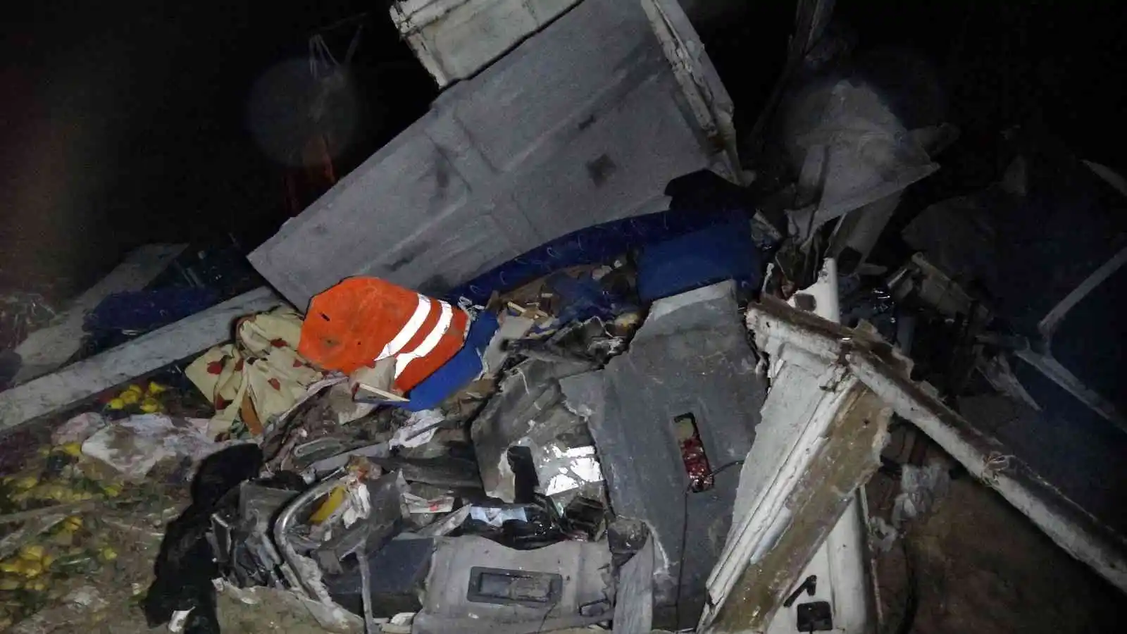 Burdur’da meyve yüklü kamyon uçurumdan aşağı uçtu: 1 ölü