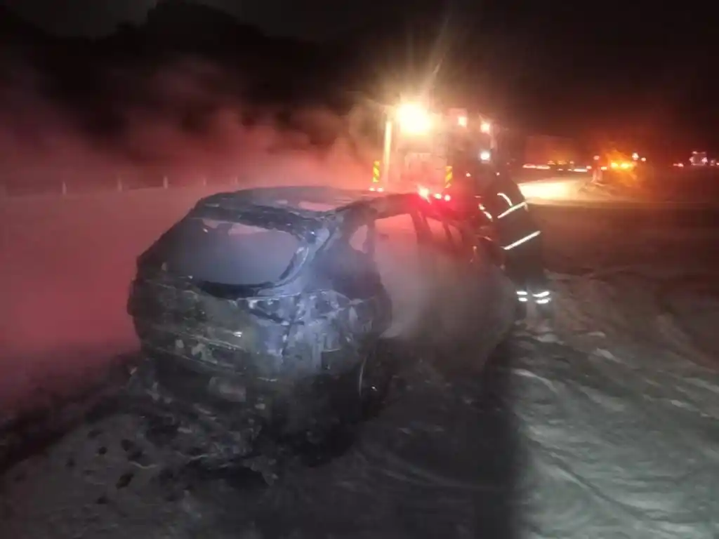 Burdur’da seyir halinde alev alan araç kullanılamaz hale geldi
