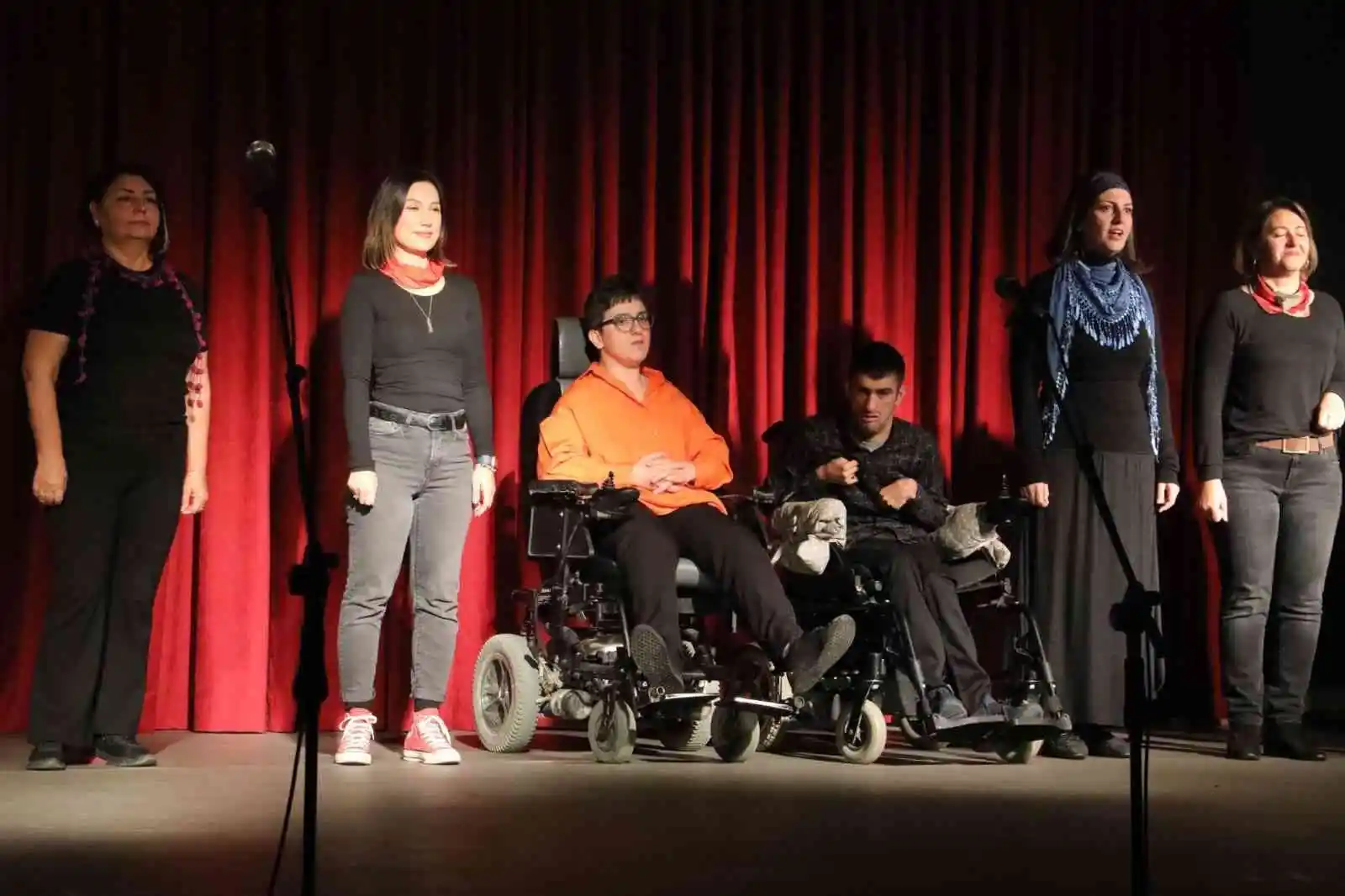 Burhaniye’de engellilerden tiyatro
