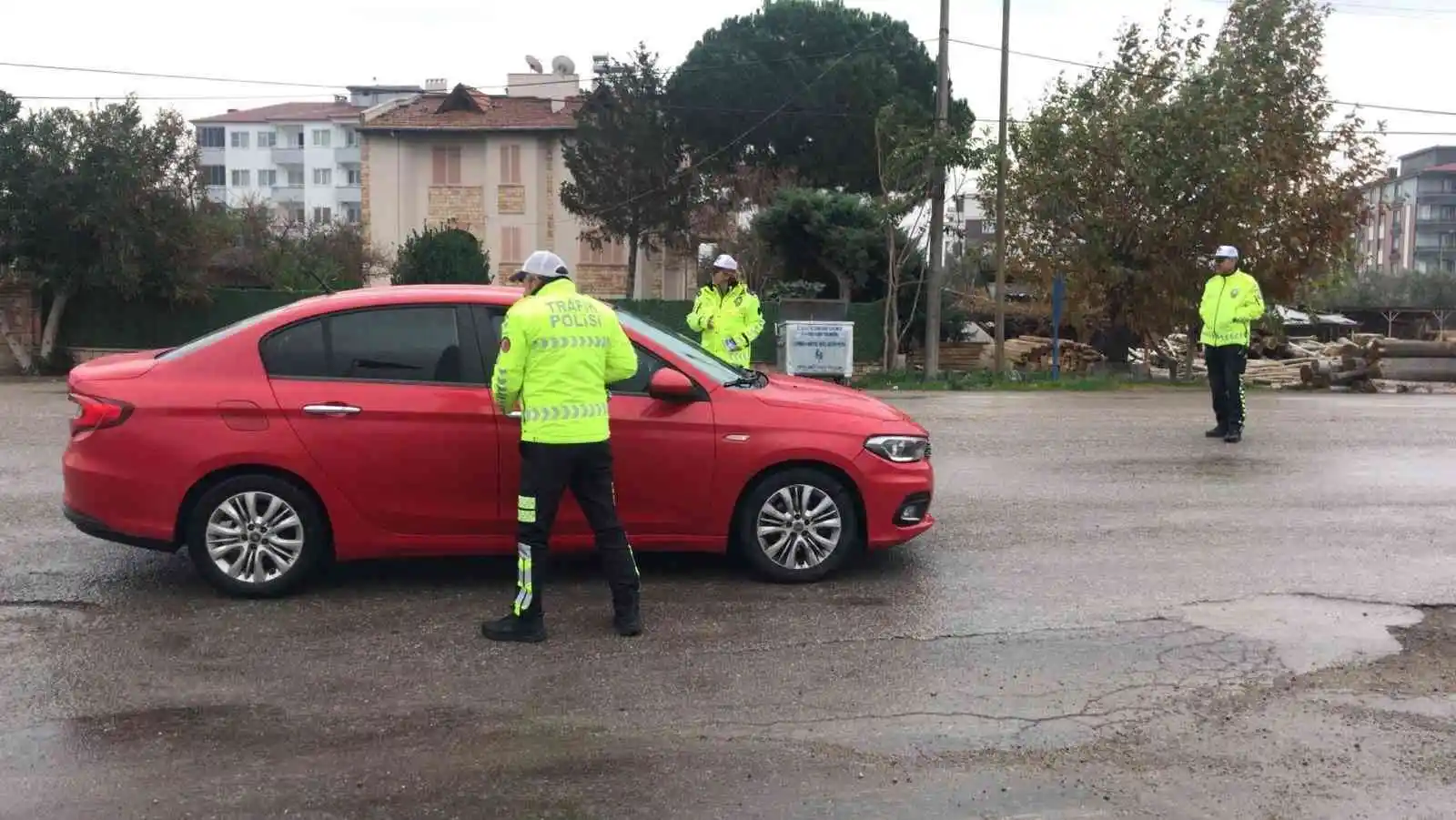 Burhaniye’de kış lastiği denetimleri artırıldı
