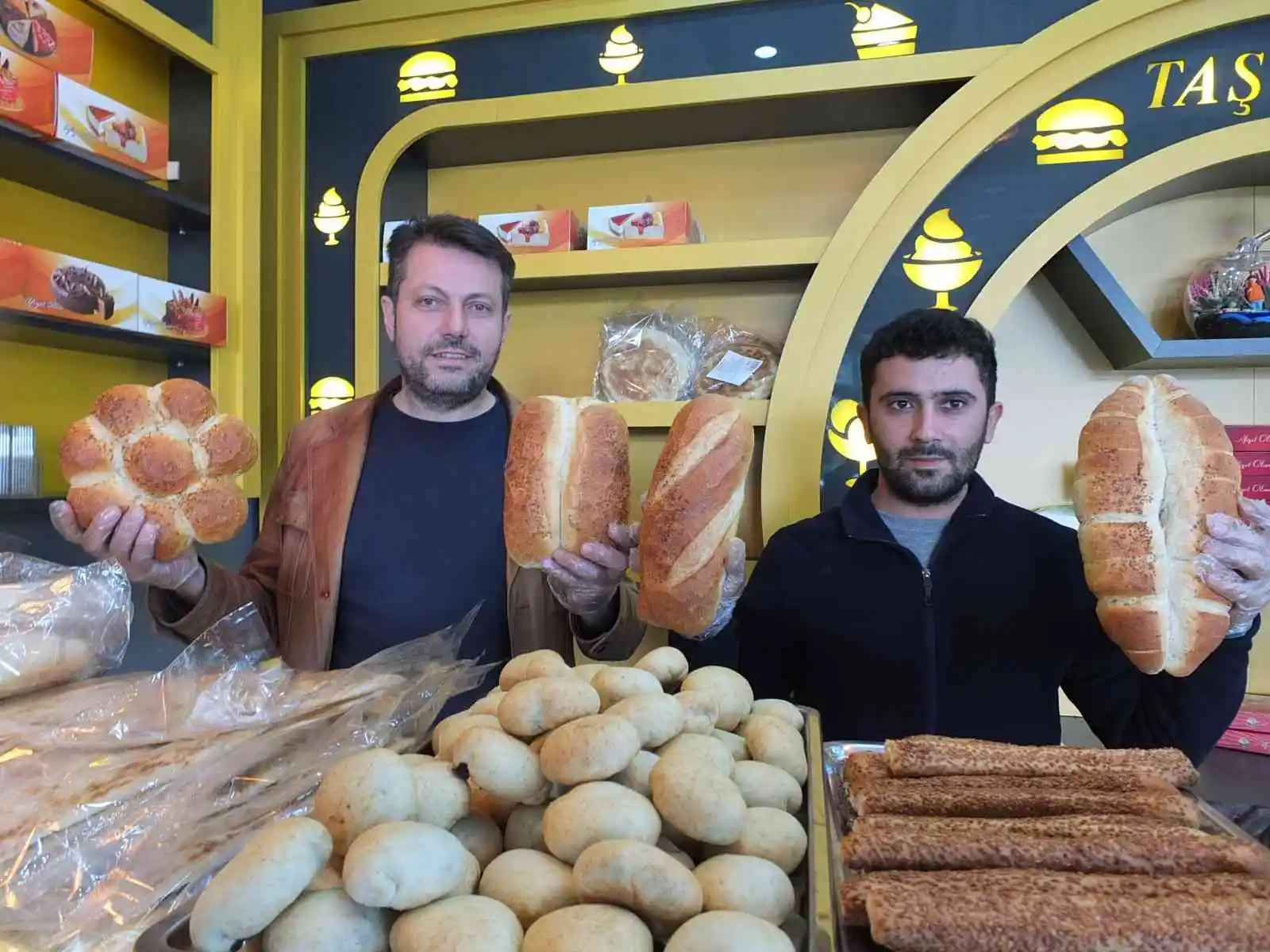 Burhaniyeli fırıncı ekmeği yarı fiyatına indirdi