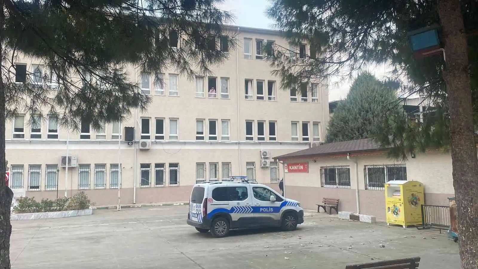 Bursa'da 21 lise öğrencisi zehirlenme şüphesiyle hastaneye kaldırıldı
