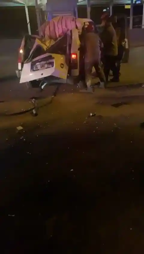 Bursa'da bariyerlere çarpan hafif ticari araç takla attı: 1'i ağır 2 yaralı