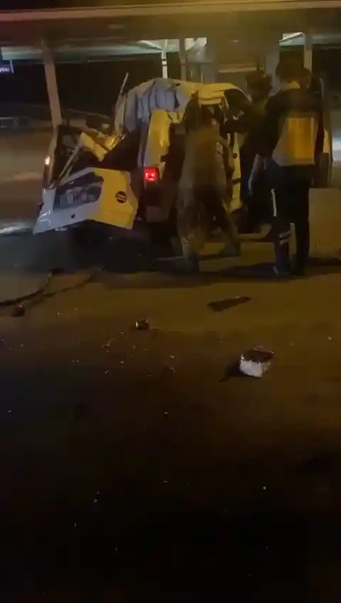 Bursa’da bariyerlere çarpan hafif ticari araç takla attı: 1’i ağır 2 yaralı