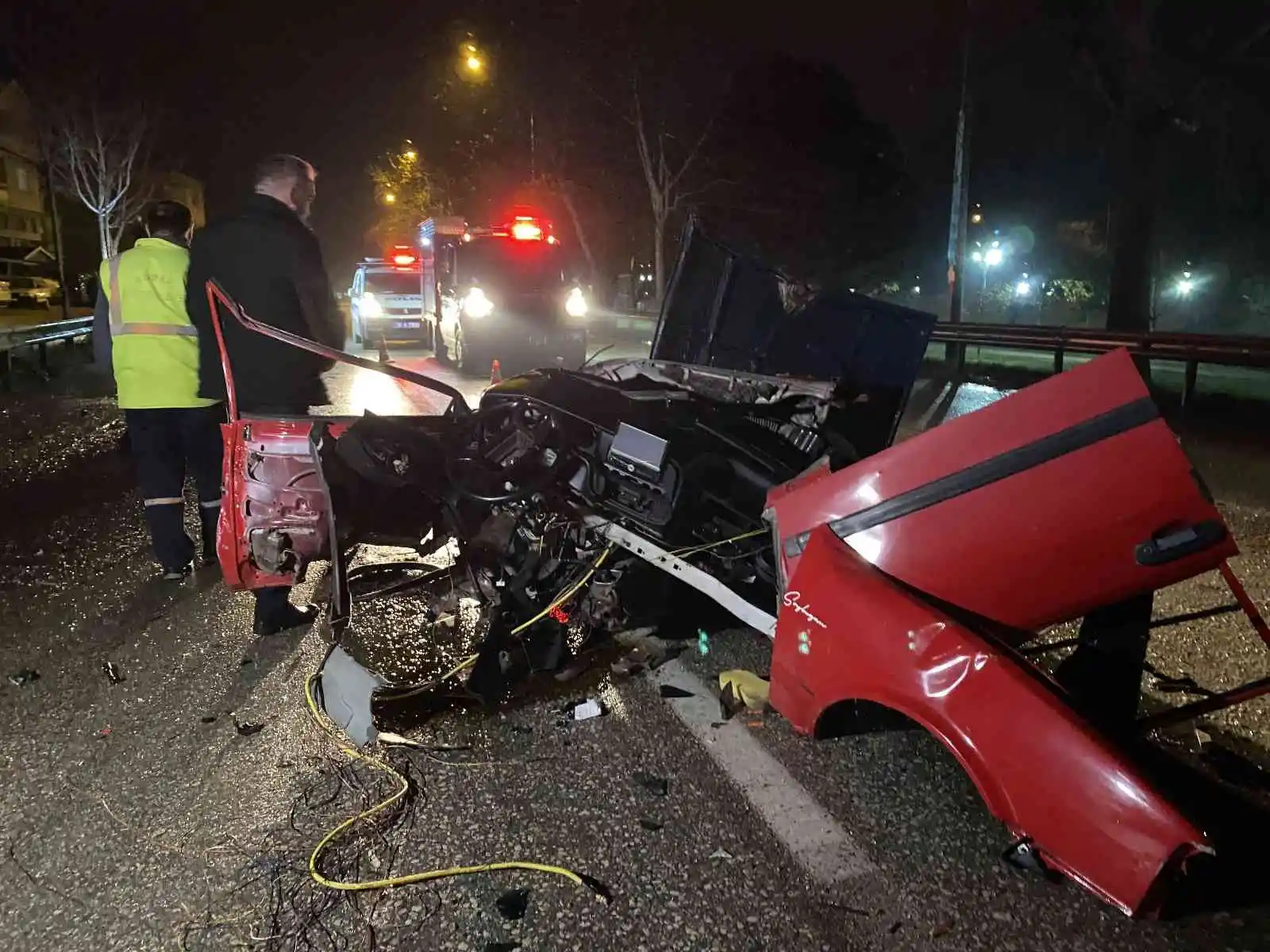 Bursa'da belediye otobüsüne çarpan otomobil ikiye bölündü: 1 ölü
