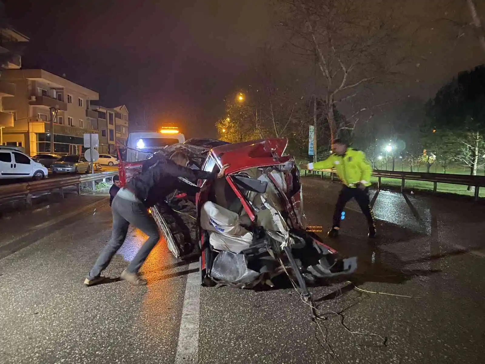 Bursa’da belediye otobüsüne çarpan otomobil ikiye bölündü: 1 ölü
