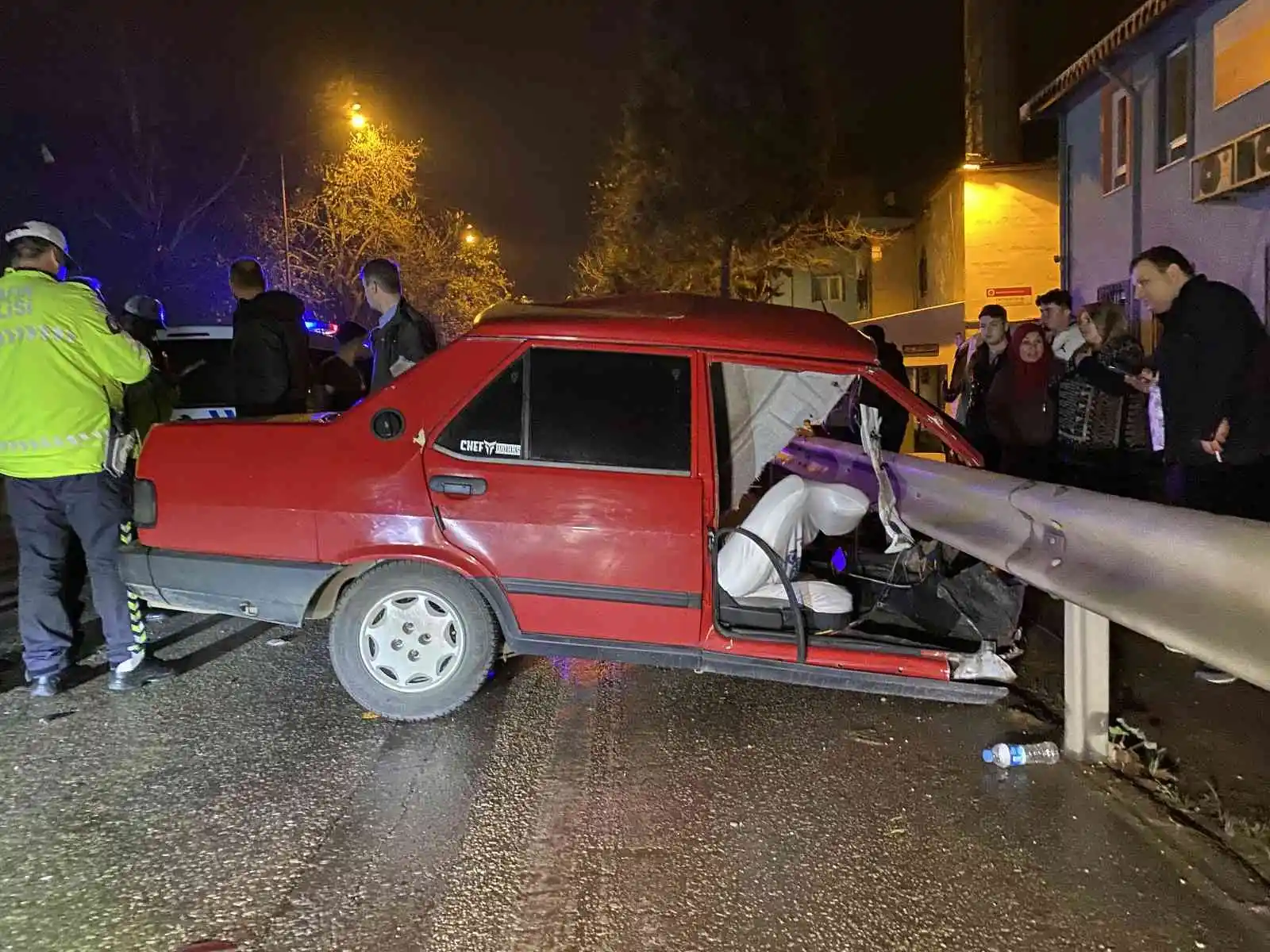 Bursa’da belediye otobüsüne çarpan otomobil ikiye bölündü: 1 ölü
