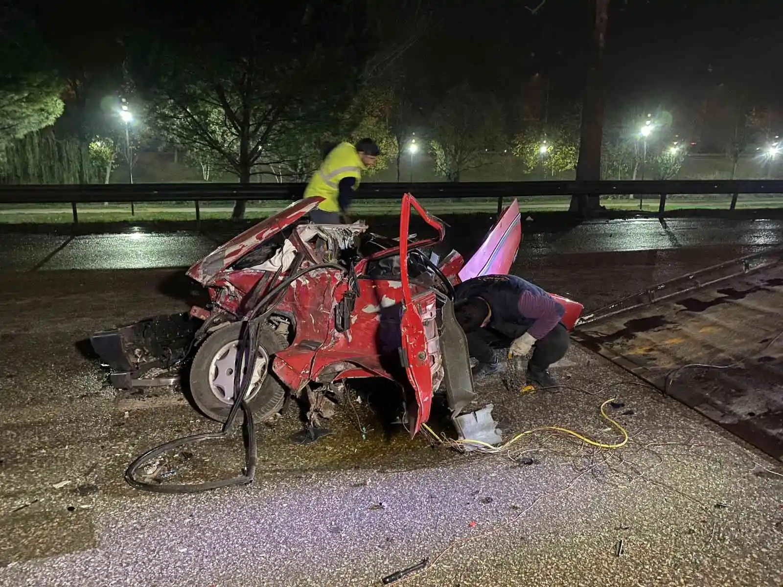 Bursa’da belediye otobüsüne çarpan otomobil ikiye bölündü: 1 ölü
